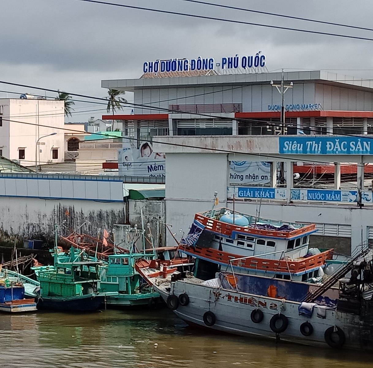 Chợ nằm ở mé sông giáp cửa biển nên hải sản ở đây lúc nào cũng tươi ngon