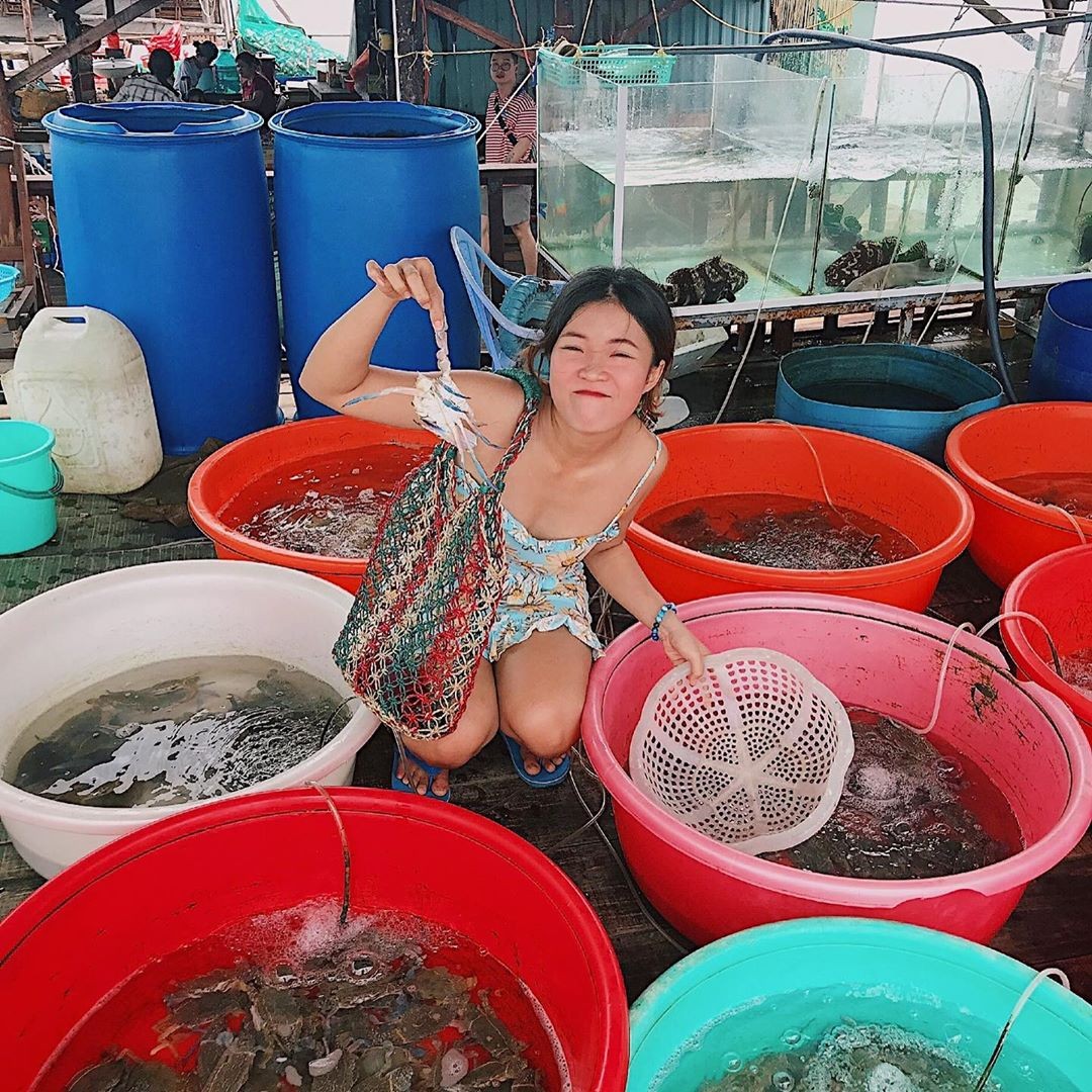 Những mẻ cá mới được bắt lên từ dưới biển