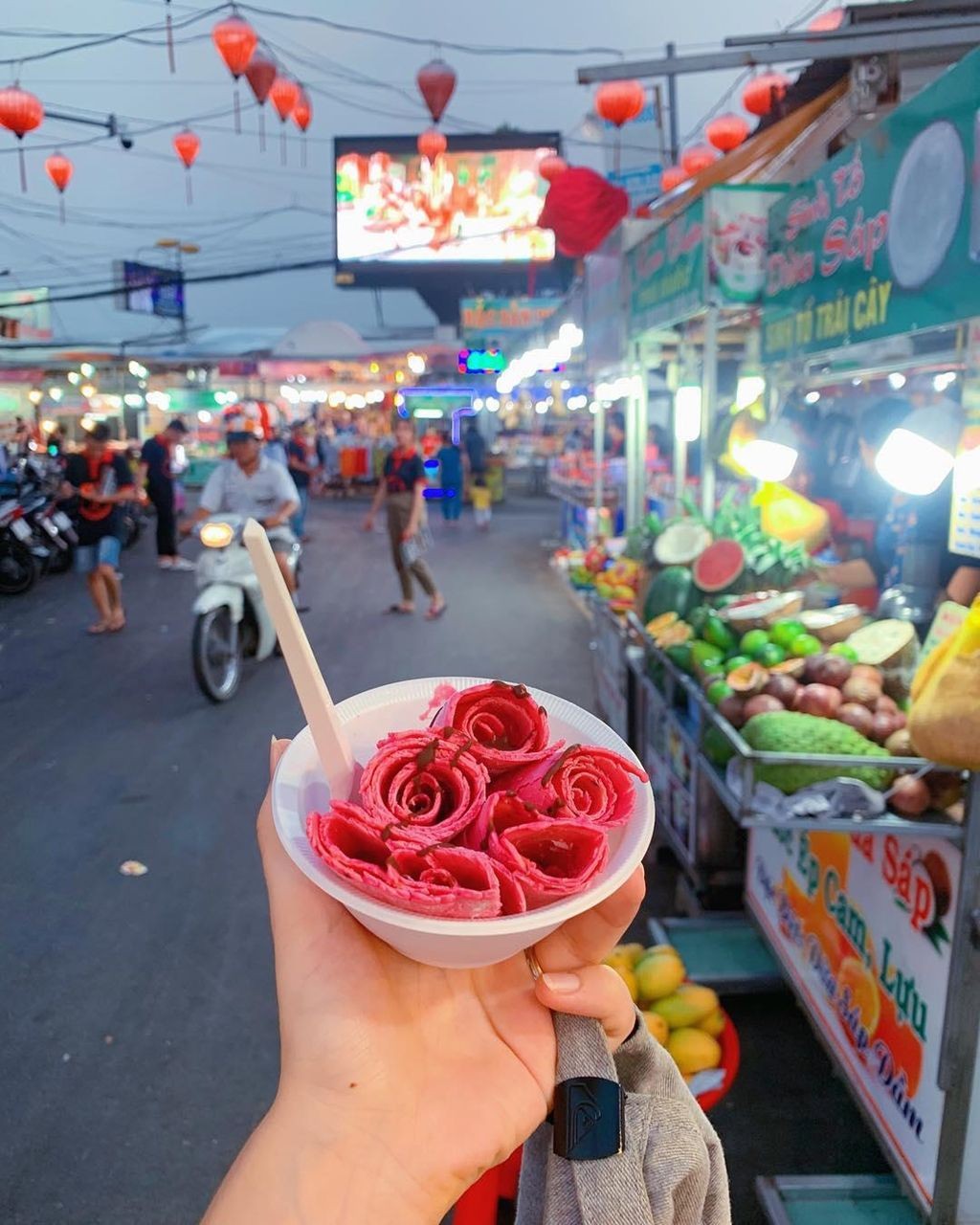 Bạn cũng có thể ăn vặt tại khu chợ này