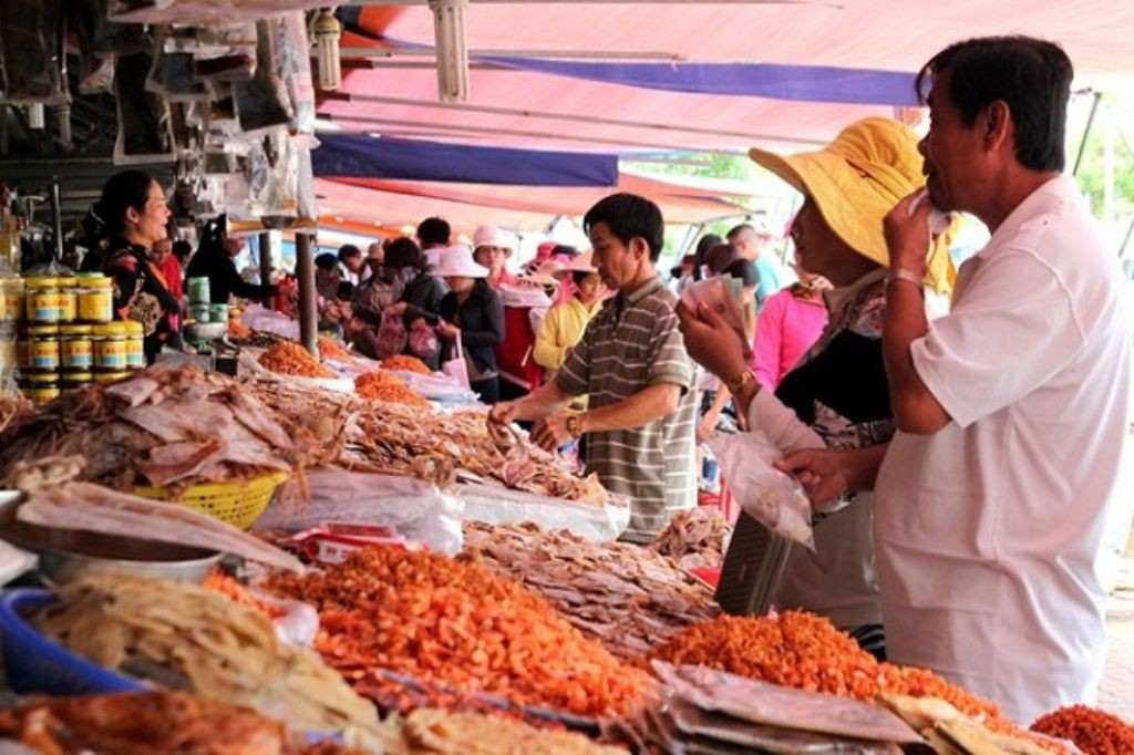 Gian hàng đồ khô đặc sản ở chợ Hàm Ninh Phú Quốc với nhiều loại hải sản khô và gia vị