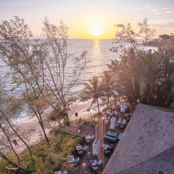 Nhà hàng Beach Bar tại Mango Bay với không gian ngoài trời gần biển