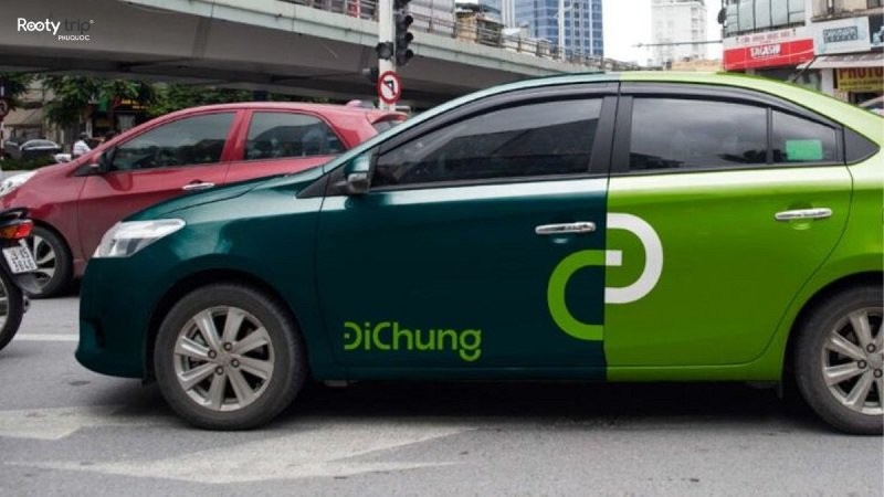 Một nhóm khách du lịch đang lên chiếc xe taxi Đi Chung màu trắng