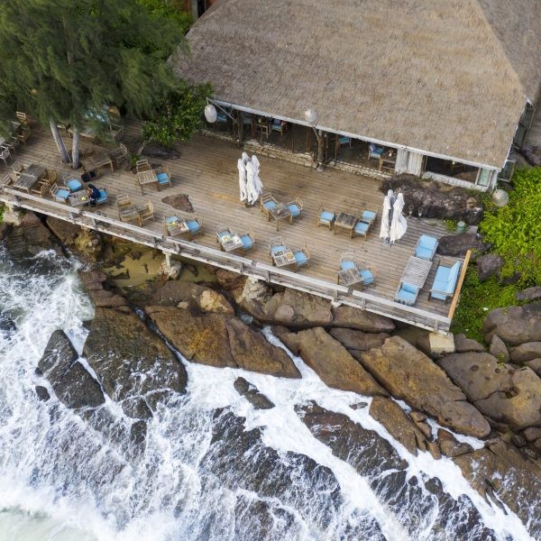 Nhà hàng On The Rock tại Mango Bay với tầm nhìn ra biển
