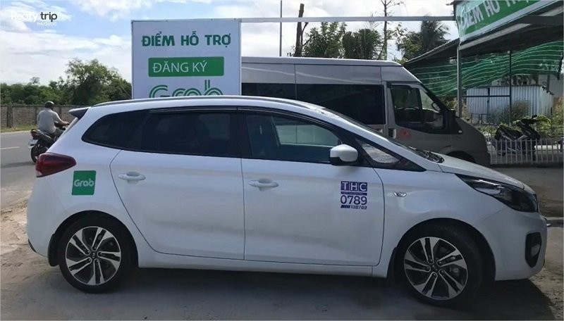 Giao diện ứng dụng Grab trên điện thoại, hiển thị bản đồ và tùy chọn đặt xe