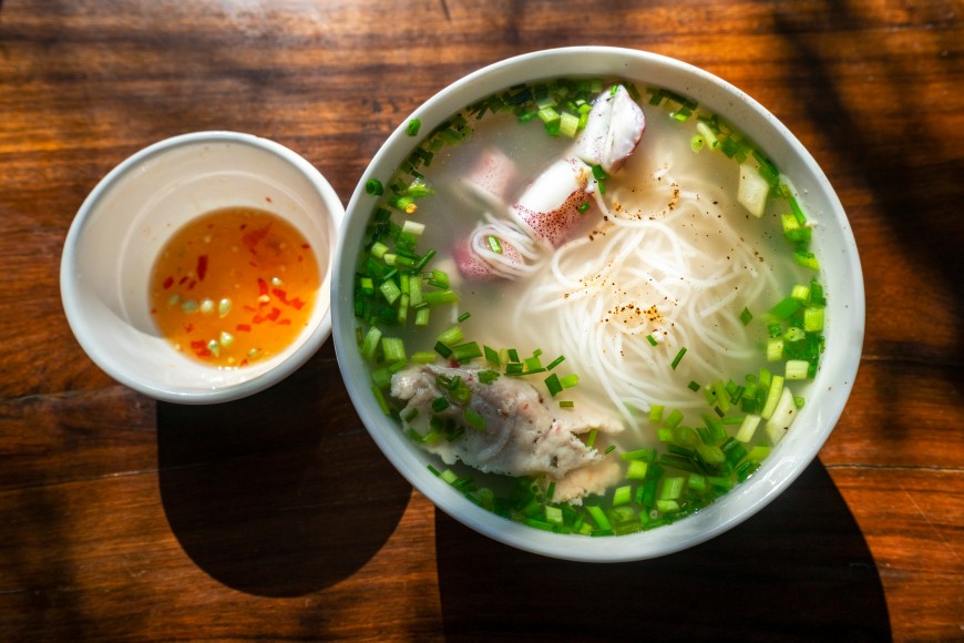 Một tô Bún Quậy Phú Quốc đầy đặn với sợi bún trắng, chả hải sản và rau thơm