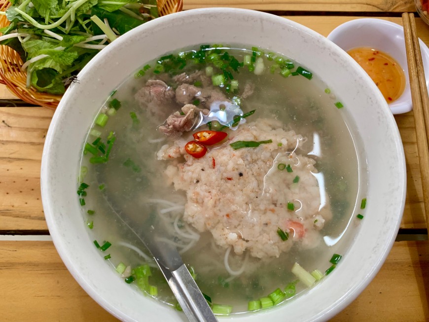 Người đầu bếp đang chuẩn bị món Bún Quậy Phú Quốc với các nguyên liệu tươi