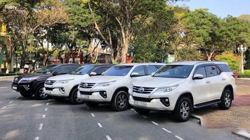 Một chiếc taxi Đăng Quang màu trắng trên một con đường vắng ở Phú Quốc