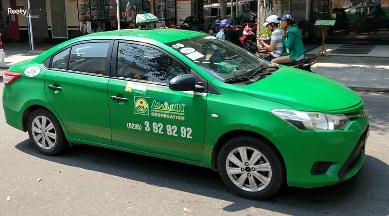 Xe taxi Mai Linh màu xanh lá cây đỗ bên đường ở Phú Quốc
