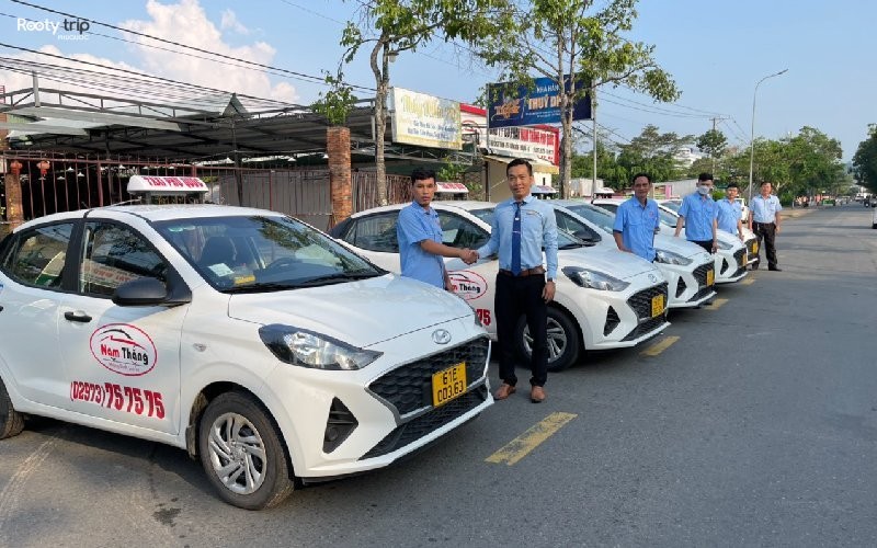 Một chiếc taxi Nam Thắng màu xanh dương trên đường phố Phú Quốc