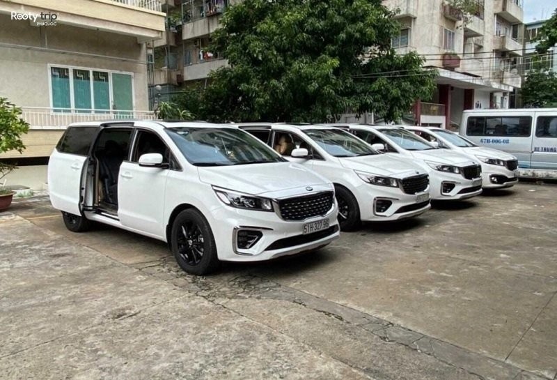 Một chiếc taxi Phú Quốc 24/7 màu xanh lá cây đỗ ở bãi đậu xe
