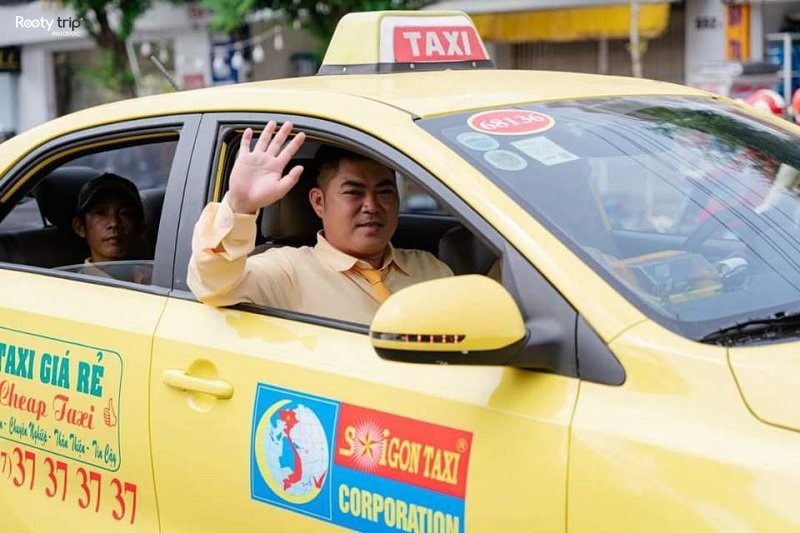 Một chiếc taxi Sài Gòn màu vàng với biển hiệu "taxi Phú Quốc giá rẻ"