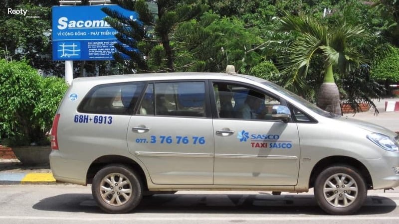 Một chiếc taxi Sasco màu vàng nổi bật trên đường phố Phú Quốc