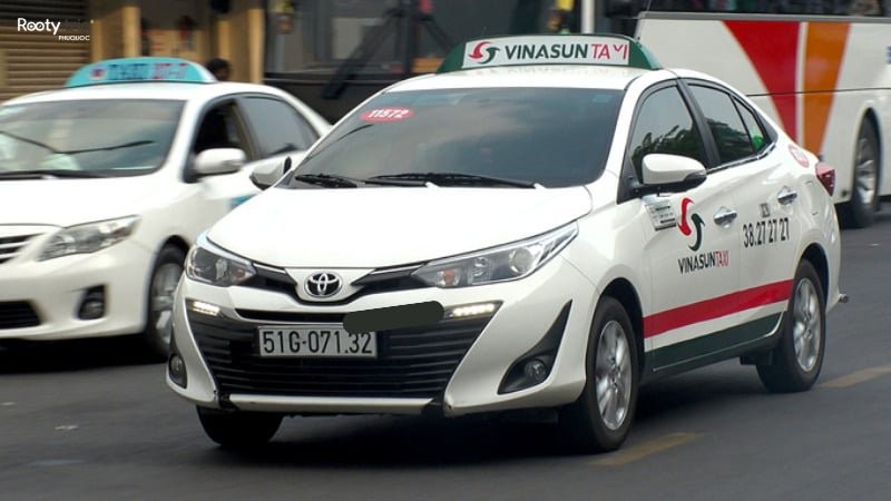 Một chiếc taxi Vinasun màu trắng trên đường phố Phú Quốc