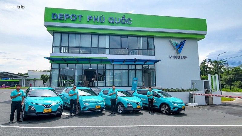 Một chiếc taxi Xanh SM màu xanh lá cây trên đường phố Phú Quốc
