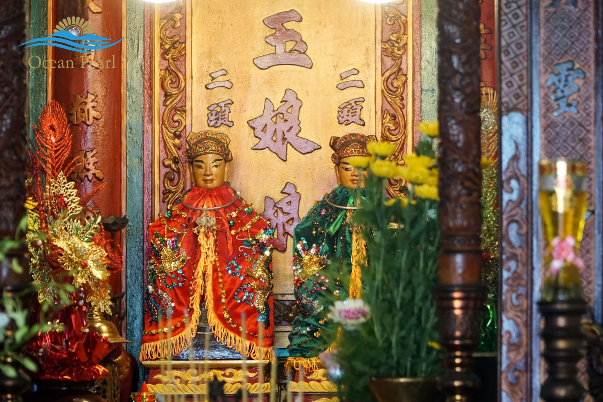 Hình ảnh thờ phụng tại Dinh Cậu
