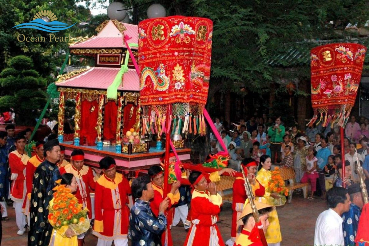 Rước lễ tại Dinh Cậu
