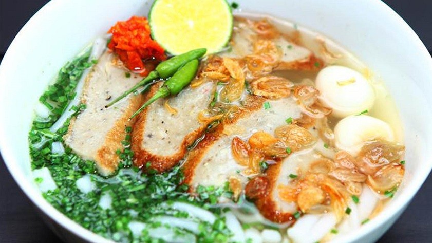 Bánh canh Phú Quốc với topping được làm từ cá thu tươi ngon
