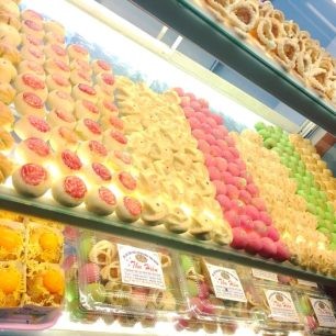 Bánh khéo quán Thu Hiền có tạo hình dễ thương, độ ngọt vừa phải, ăn không bị ngấy