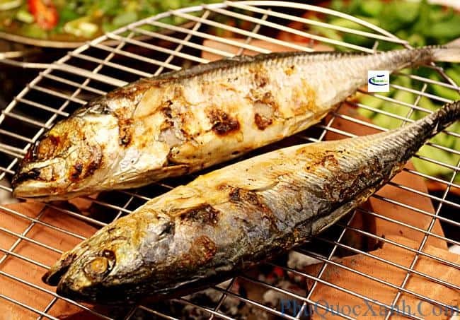 Cá Sòng nướng vàng ươm trên bếp than hồng, sẵn sàng phục vụ thực khách