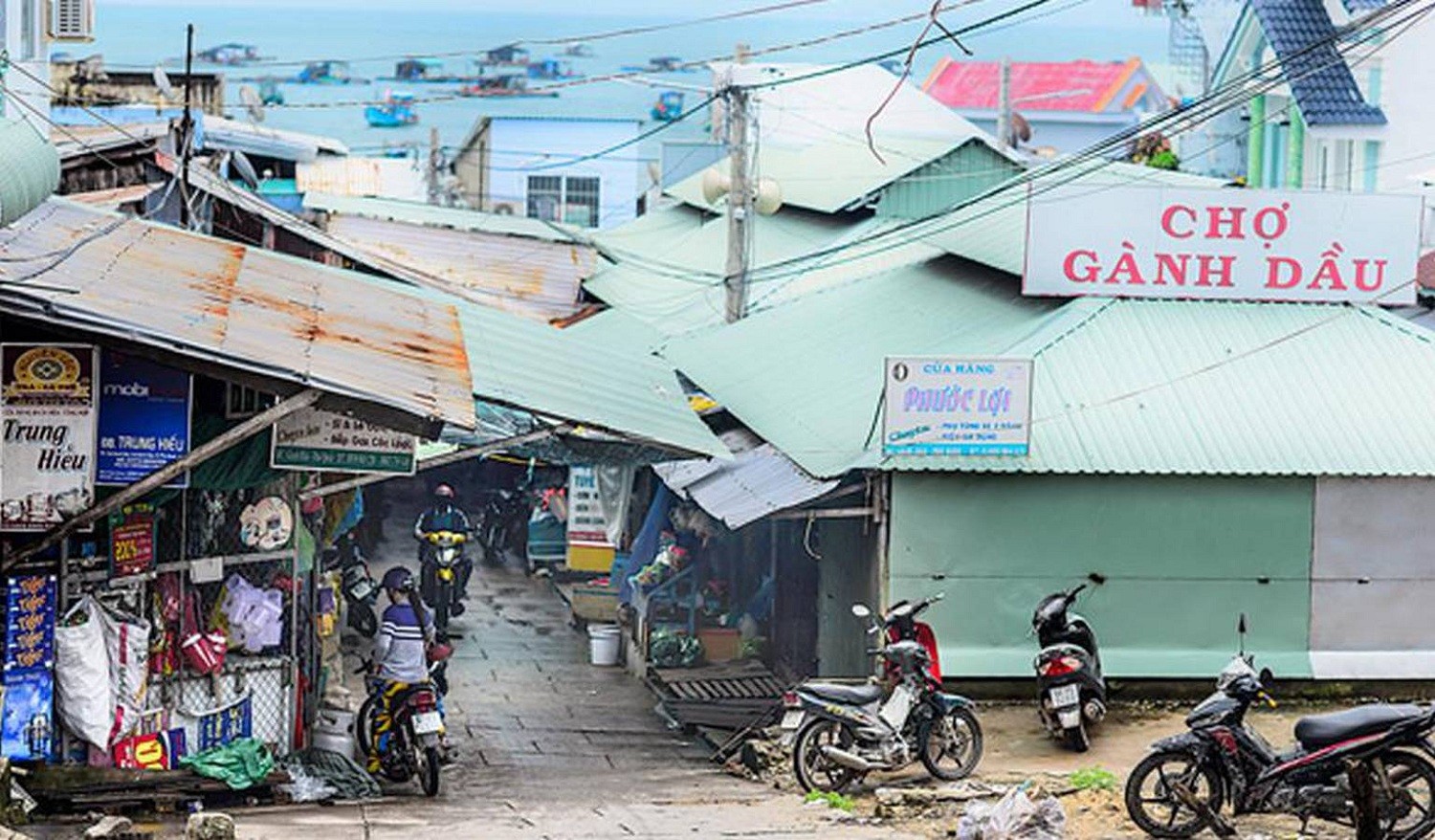 Một góc Chợ Gành Dầu Phú Quốc với các gian hàng bày bán san sát