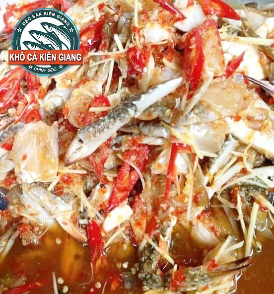 Ghẹ tươi được làm sạch và thái lát mỏng chuẩn bị cho món mắm