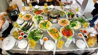 Bàn ăn đa dạng món tại nhà hàng Ngôi Sao Đỏ