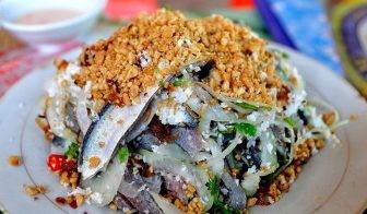 Gỏi cá trích tươi ngon tại làng chài Hàm Ninh