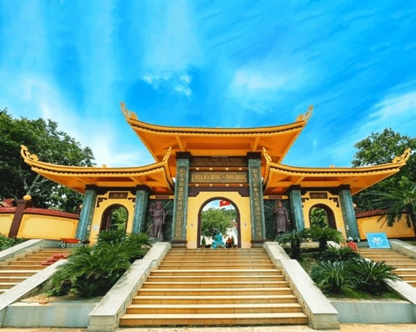 Kiến trúc mái ngói cong mang đậm phong cách truyền thống của Chùa Hộ Quốc Phú Quốc, với các chi tiết chạm khắc tinh xảo