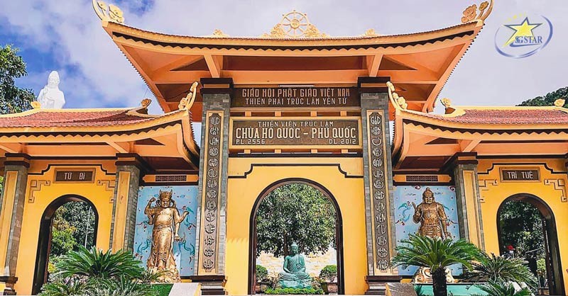 Cổng tam quan uy nghi của Chùa Hộ Quốc Phú Quốc, với ba lối vào Địa Giác, Bất Nhị và Giải Thoát