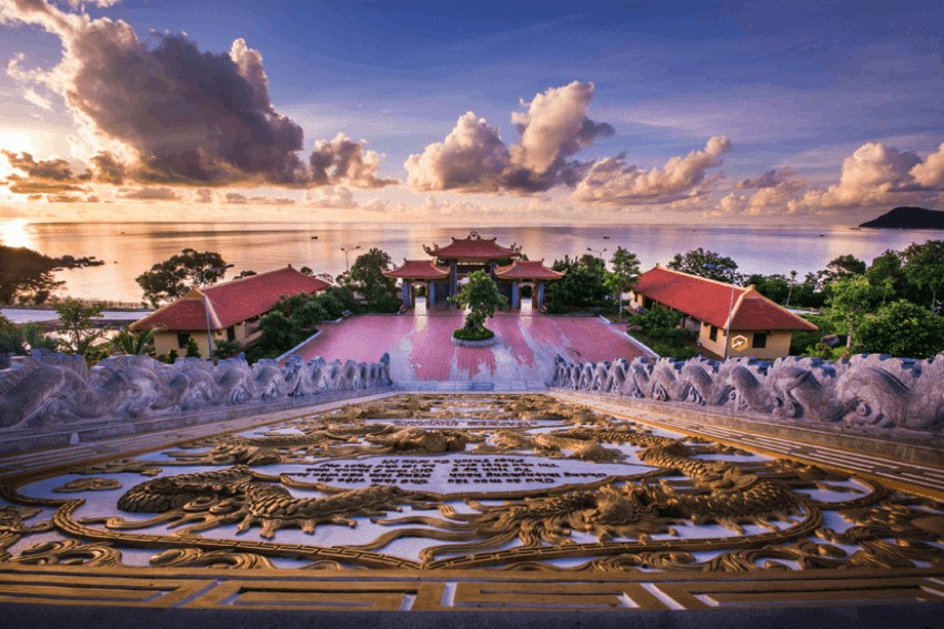 Chánh điện của Chùa Hộ Quốc Phú Quốc với lối kiến trúc truyền thống và không gian trang nghiêm