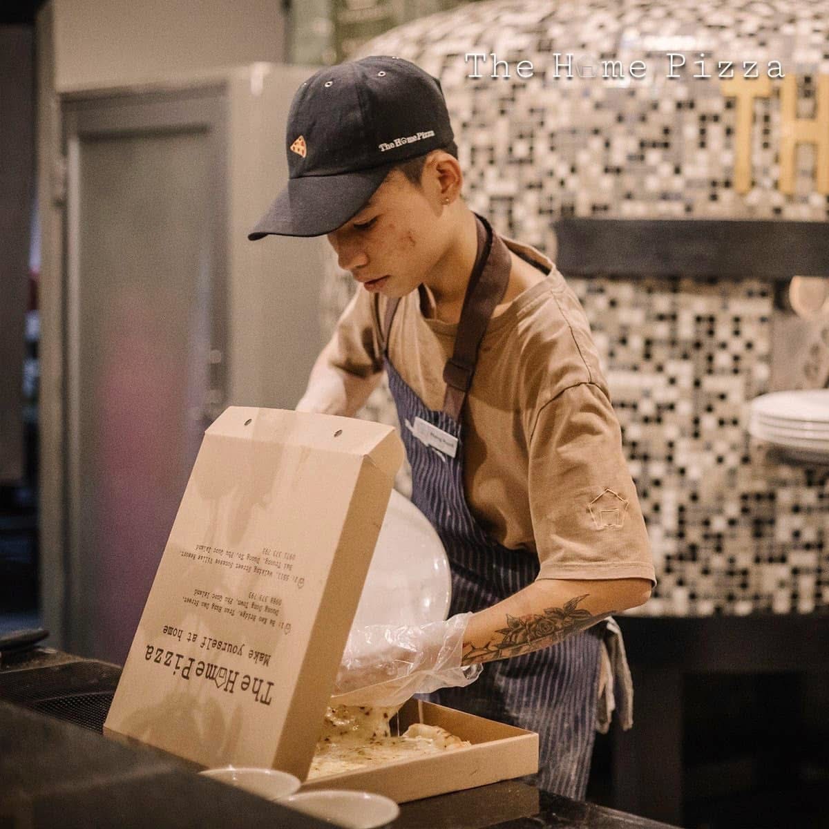 Lò nướng củi với ánh lửa hồng đang nướng bánh pizza tại The Home Pizza Phú Quốc