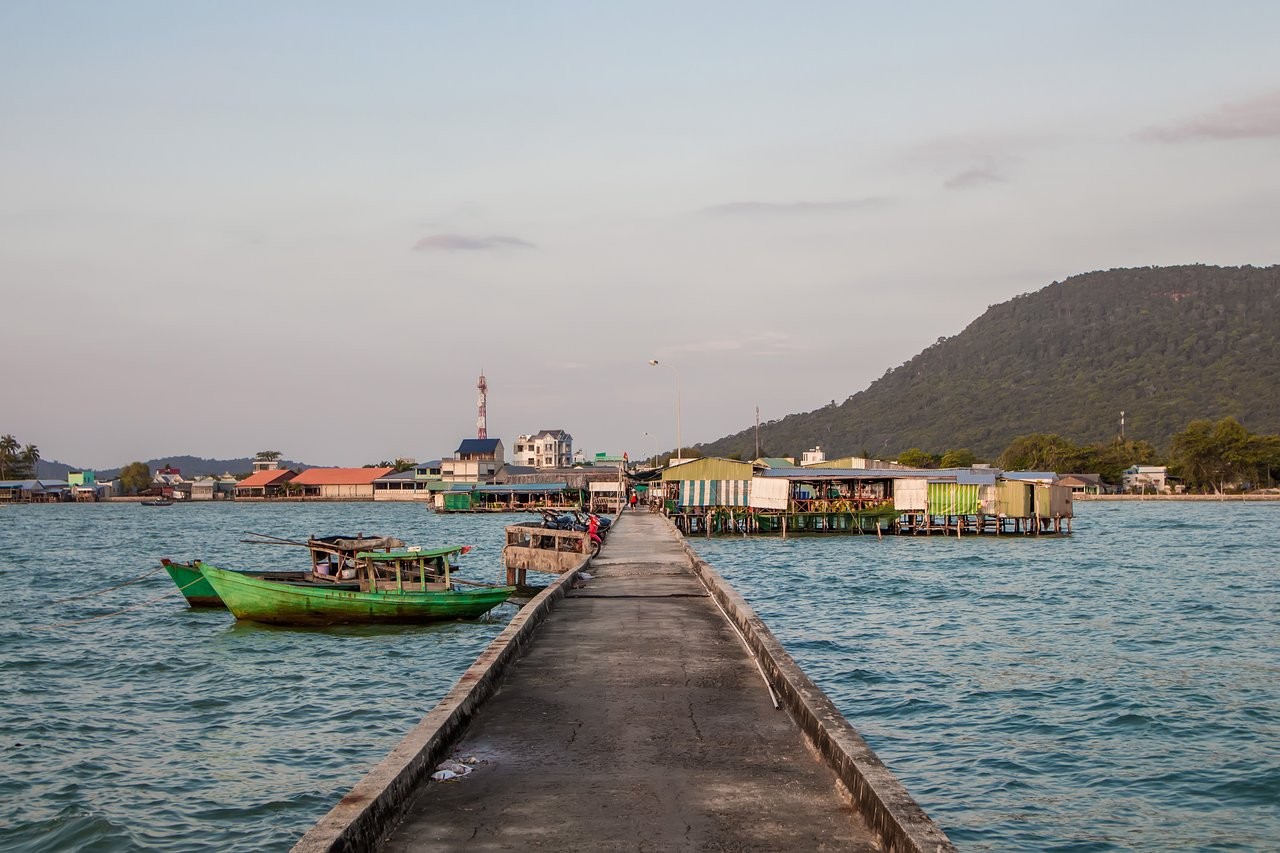 Cầu cảng Bãi Vòng – Làng Chài Hàm Ninh
