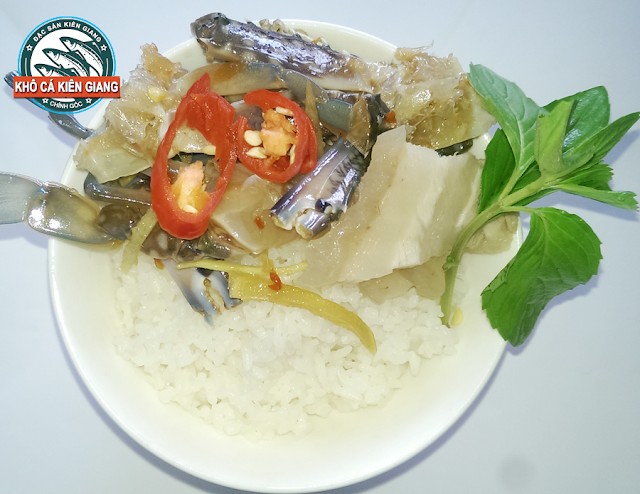 Mắm Ghẹ Phú Quốc ăn kèm với cơm trắng, một bữa ăn truyền thống của người dân đảo