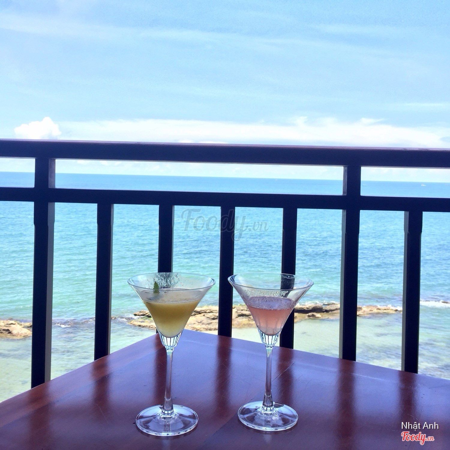 Một ly cocktail rực rỡ dưới ánh hoàng hôn tại Nhà hàng Xin Chào Phú Quốc