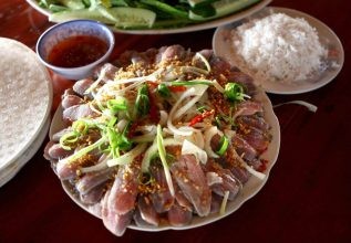Đĩa gỏi cá trích đầy đặn và bắt mắt tại Quán Việt Phú Quốc