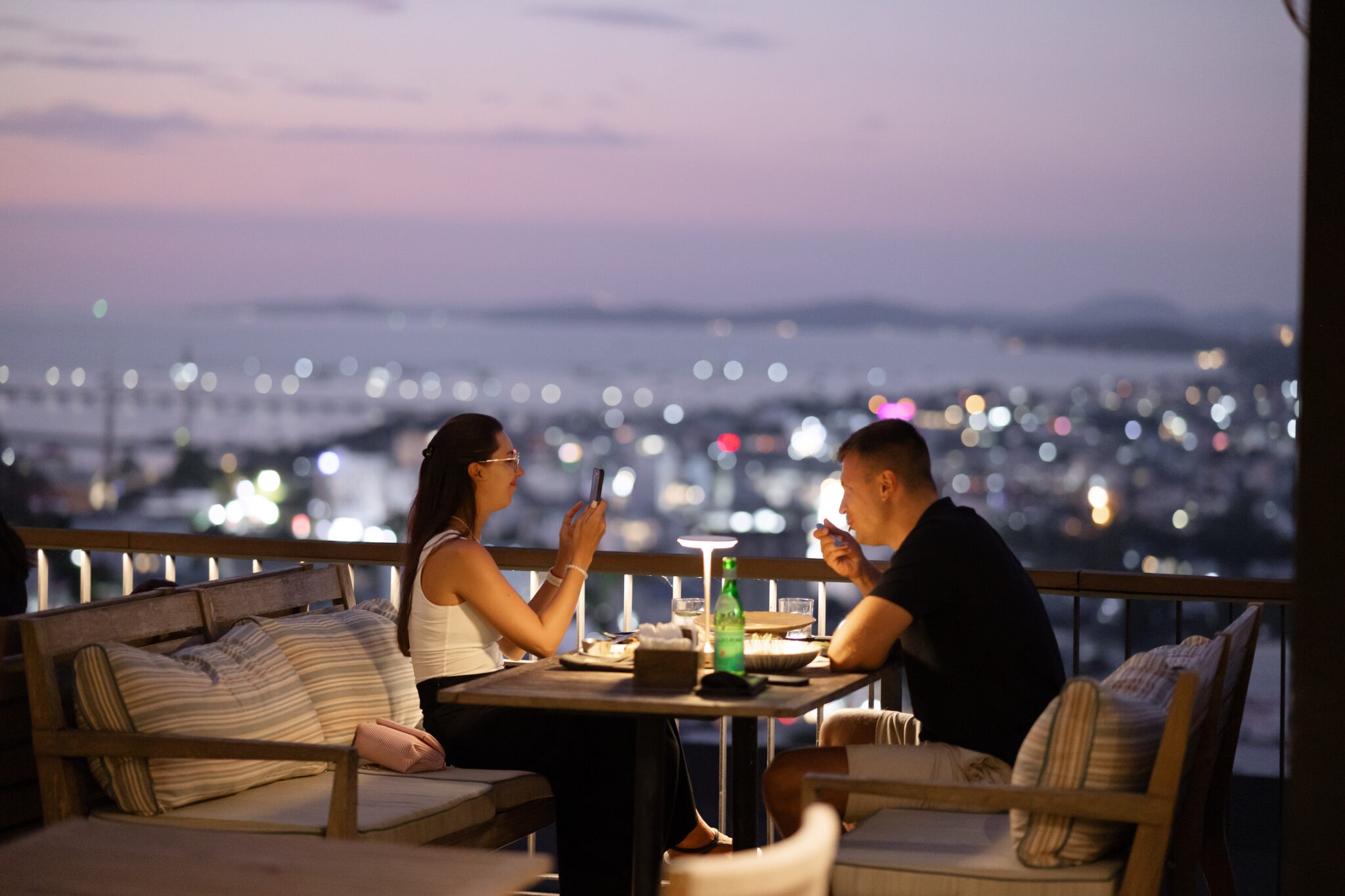 Thực khách đang thưởng thức bữa ăn tại Chuồn Chuồn Bistro & Bar với khung cảnh Phú Quốc