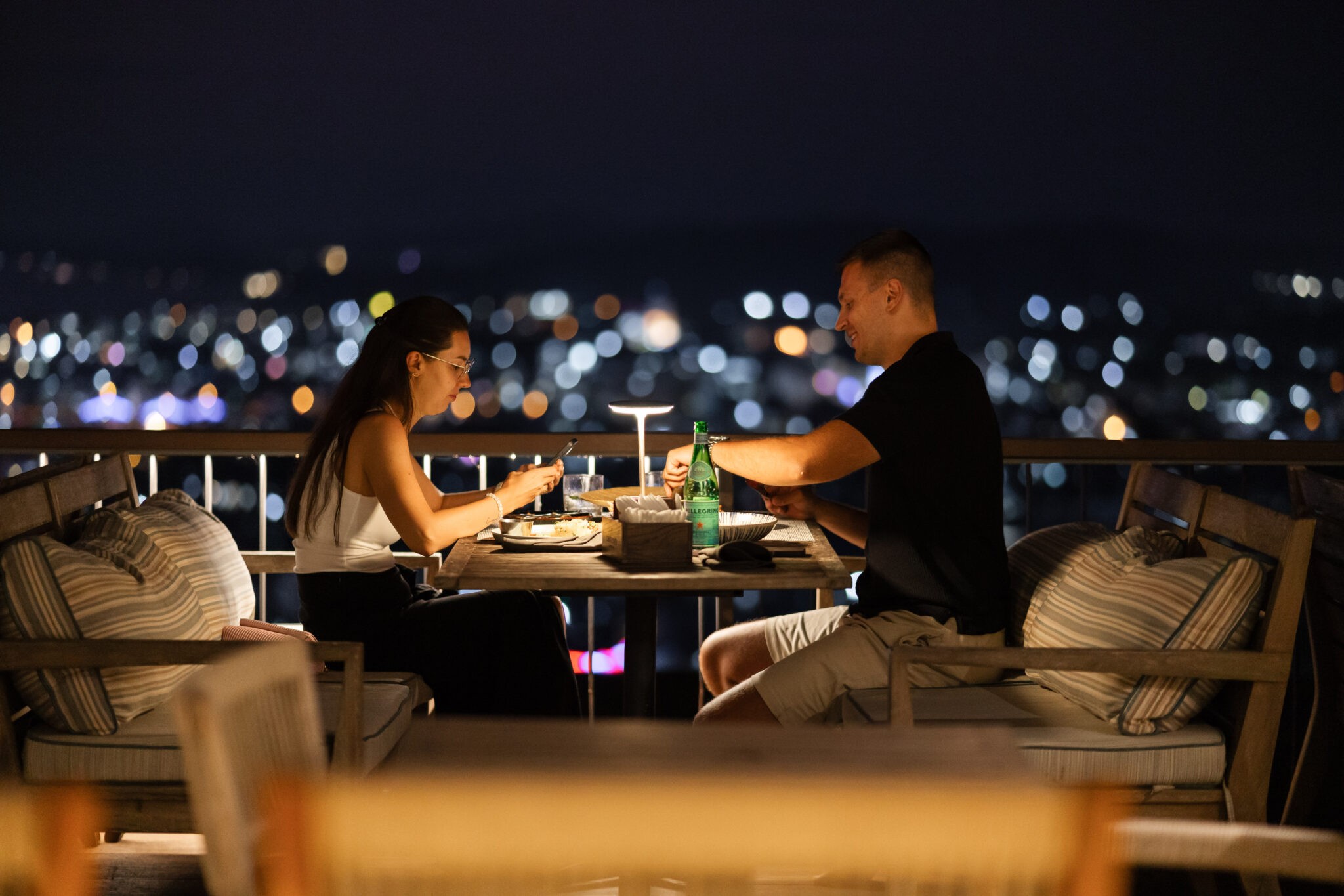 Quầy bar và khu vực lounge với tầm nhìn mở ra khung cảnh biển đêm Phú Quốc