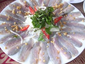 Cá trích tươi sống được chế biến thành món gỏi hấp dẫn