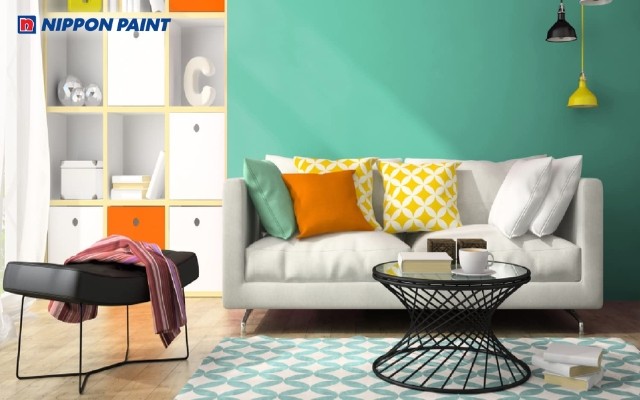 Gam xanh lục bảo làm mảng tường nhấn giúp phòng khách thêm chiều sâu