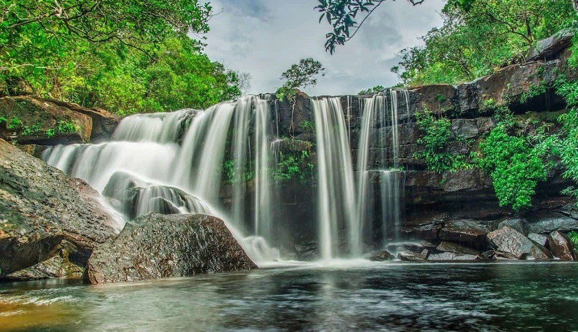 Hình ảnh minh họa một dòng suối trong veo chảy qua khe đá, tượng trưng cho bản mệnh Tuyền Trung Thủy của người sinh năm 2005