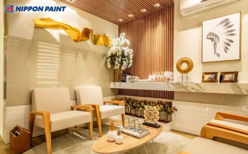 Nội thất gỗ nâu đất tạo nên một không gian tiếp khách đẳng cấp và gần gũi