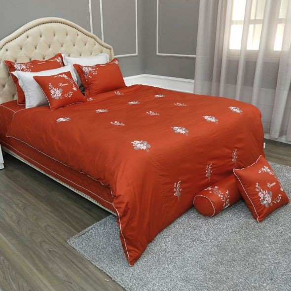 Bộ chăn ga gối màu cam đậm với họa tiết hoa thêu