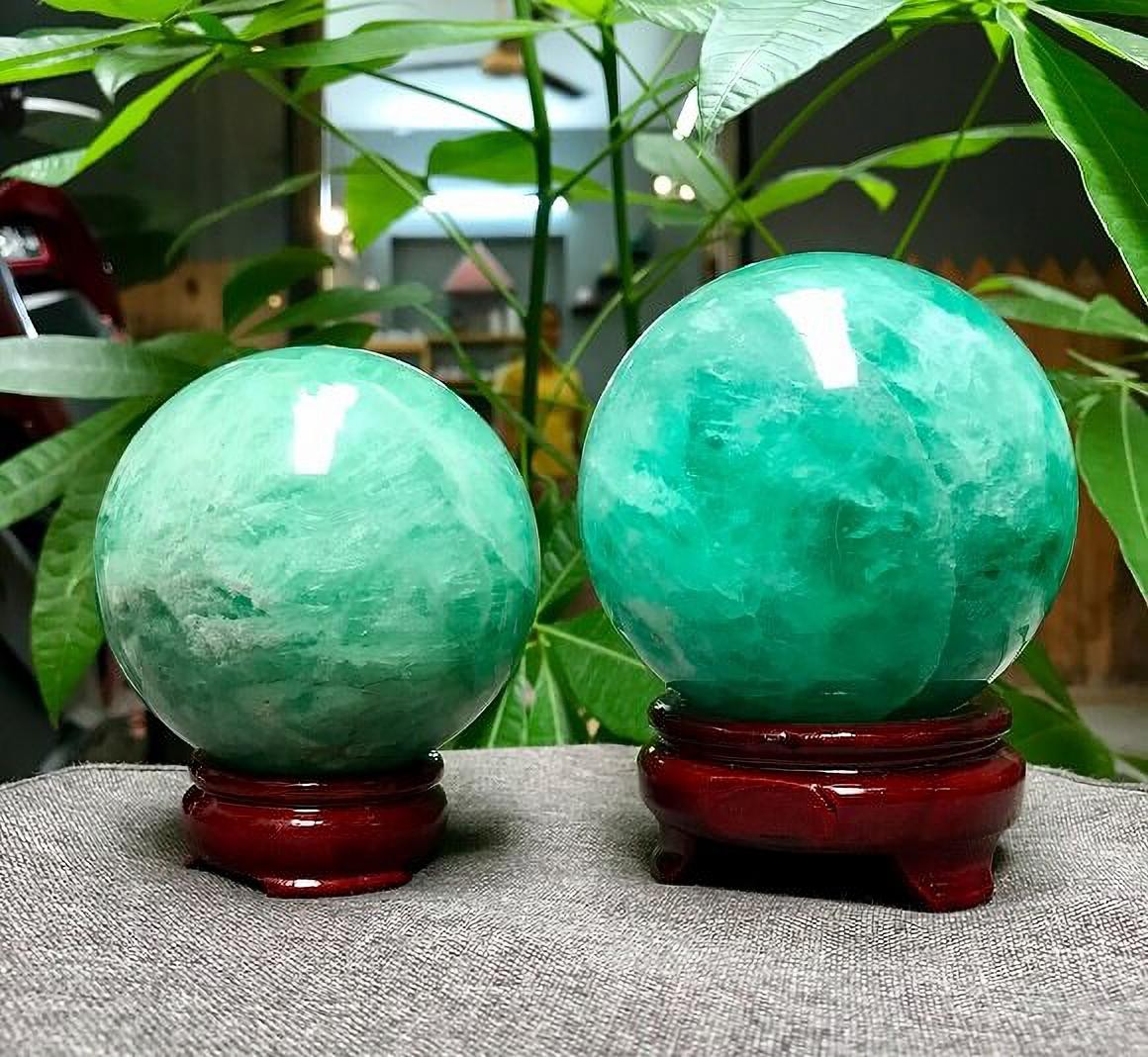 Quả cầu đá Fluorit phong thủy màu xanh phù hợp với các bạn nữ tuổi Đinh Mùi